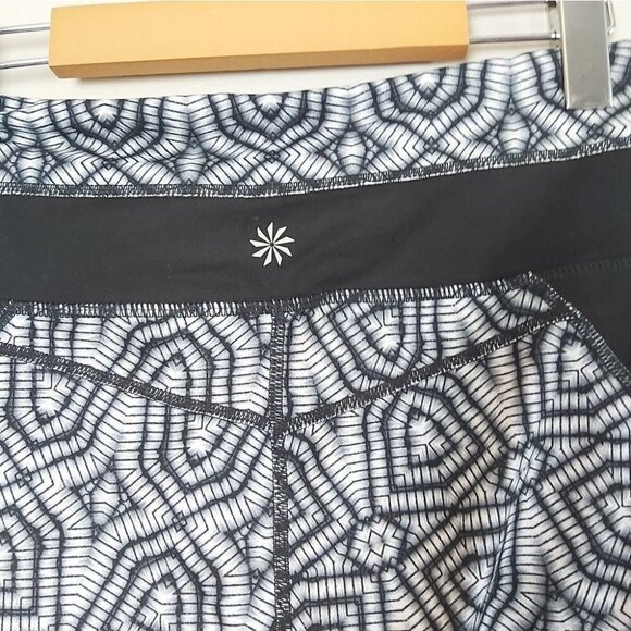 𝅺nwt Athleta Salutation Capris Black White S - Picture 6 of 13
